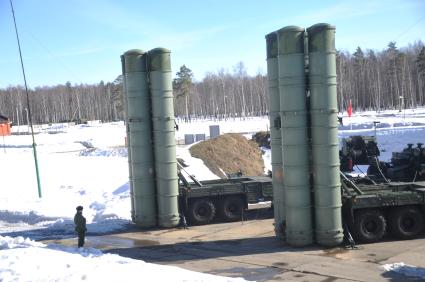 Воинская часть ПВО и воздушно-космической обороны. На снимке: зенитная ракетная система большой и средней дальности, зенитный ракетный комплекс (ЗРК) нового поколения `Триумф С-400`.