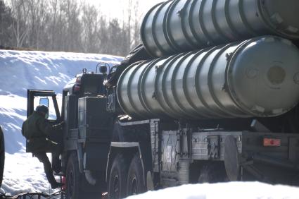 Воинская часть ПВО и воздушно-космической обороны. На снимке: зенитная ракетная система большой и средней дальности, зенитный ракетный комплекс (ЗРК) нового поколения `Триумф С-400`.