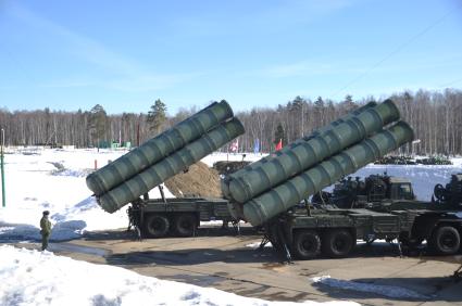 Воинская часть ПВО и воздушно-космической обороны. На снимке: зенитная ракетная система большой и средней дальности, зенитный ракетный комплекс (ЗРК) нового поколения `Триумф С-400`.