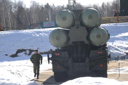 Воинская часть ПВО и воздушно-космической обороны. На снимке: зенитная ракетная система большой и средней дальности, зенитный ракетный комплекс (ЗРК) нового поколения `Триумф С-400`.