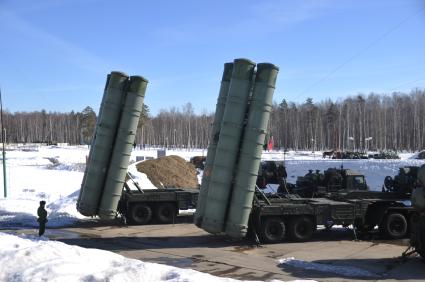 Воинская часть ПВО и воздушно-космической обороны. На снимке: зенитная ракетная система большой и средней дальности, зенитный ракетный комплекс (ЗРК) нового поколения `Триумф С-400`.