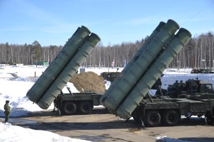 Воинская часть ПВО и воздушно-космической обороны. На снимке: зенитная ракетная система большой и средней дальности, зенитный ракетный комплекс (ЗРК) нового поколения `Триумф С-400`.