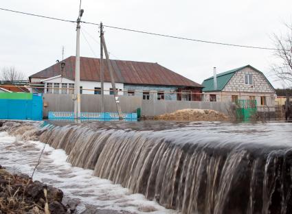 Затопленное село Шуберское. Вода течет по улицам.