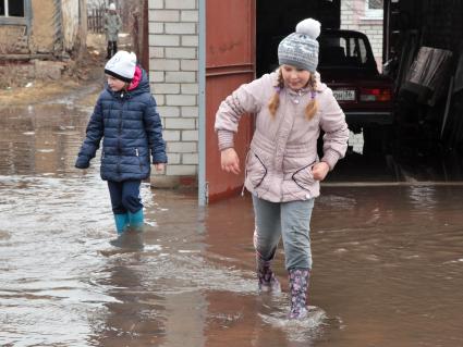 Дети на затопленной улице села.