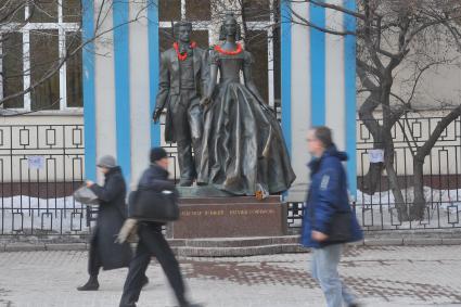 Арбат. Памятник Александру Пушкину и Наталье Гончаровой.