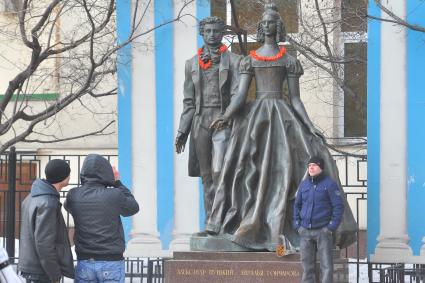 Арбат. Памятник Александру Пушкину и Наталье Гончаровой.