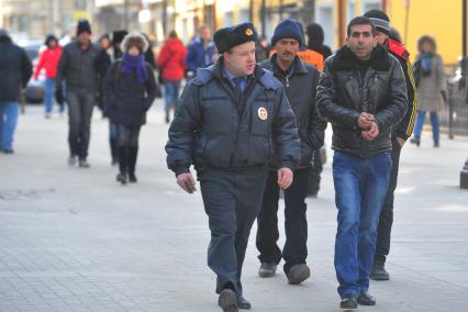 Сотрудник полиции и гастарбайтеры