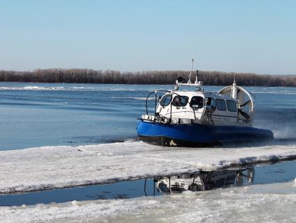 Катер на воздушной подушке `Хивус-10` подходит к берегу реки.