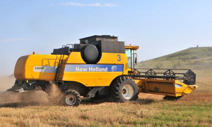 Уборка урожая. Зерноуборочный комбайн `New Holland CS 6090`.