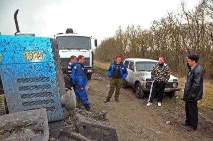 Обсуждение хода работ по удобрению поля.