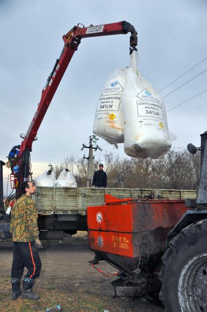 Подготовка к загрузке удобрения.