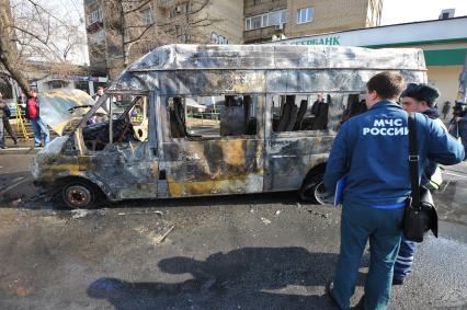 Савеловский вокзал. Возгорание маршрутного микроавтобуса. Пассажиров в салоне в момент пожара не было, водителю удалось вовремя выбраться наружу. На снимке: место происшествия.