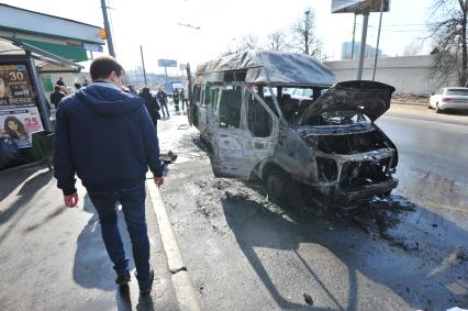 Савеловский вокзал. Возгорание маршрутного микроавтобуса. Пассажиров в салоне в момент пожара не было, водителю удалось вовремя выбраться наружу. На снимке: место происшествия.