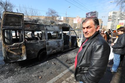 Савеловский вокзал. Возгорание маршрутного микроавтобуса. Пассажиров в салоне в момент пожара не было, водителю удалось вовремя выбраться наружу. На снимке: место происшествия.