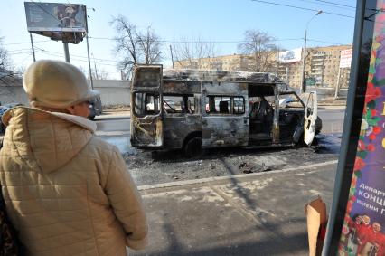 Савеловский вокзал. Возгорание маршрутного микроавтобуса. Пассажиров в салоне в момент пожара не было, водителю удалось вовремя выбраться наружу. На снимке: место происшествия.