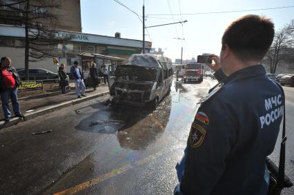 Савеловский вокзал. Возгорание маршрутного микроавтобуса. Пассажиров в салоне в момент пожара не было, водителю удалось вовремя выбраться наружу. На снимке: место происшествия.