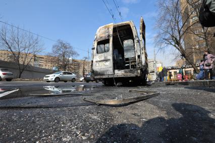 Савеловский вокзал. Возгорание маршрутного микроавтобуса. Пассажиров в салоне в момент пожара не было, водителю удалось вовремя выбраться наружу. На снимке: место происшествия.