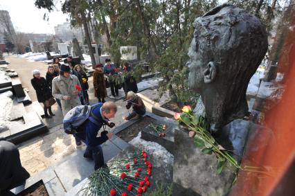 120-летие поэта Владимира Маяковского. Новодевичье кладбище. Возложение цветов на могилу В. Маяковского.