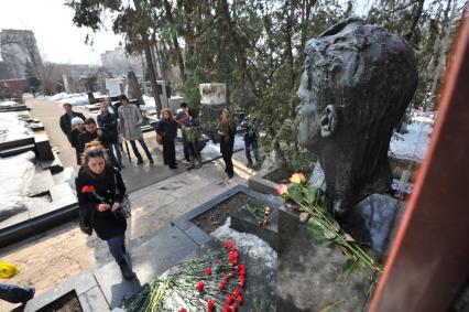 120-летие поэта Владимира Маяковского. Новодевичье кладбище. Возложение цветов на могилу В. Маяковского.