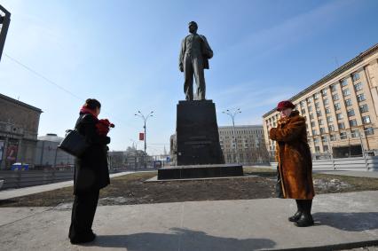 120-летие поэта Владимира Маяковского. Триумфальная площадь.  Памятник Владимиру Маяковскому. На снимке: возложение цветов.