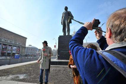 120-летие поэта Владимира Маяковского. Триумфальная площадь.  Памятник Владимиру Маяковскому. На снимке: возложение цветов.