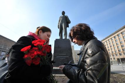 120-летие поэта Владимира Маяковского. Триумфальная площадь.  Памятник Владимиру Маяковскому. На снимке: возложение цветов.