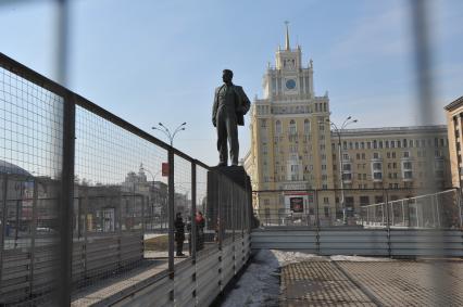 120-летие поэта Владимира Маяковского. Триумфальная площадь.  Памятник Владимиру Маяковскому.