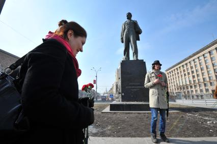 120-летие поэта Владимира Маяковского. Триумфальная площадь.  Памятник Владимиру Маяковскому. На снимке: возложение цветов.