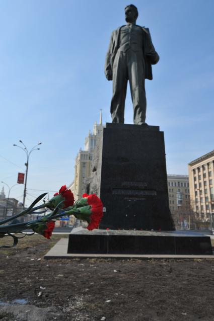 120-летие поэта Владимира Маяковского. Триумфальная площадь.  Памятник Владимиру Маяковскому. На снимке: возложение цветов.