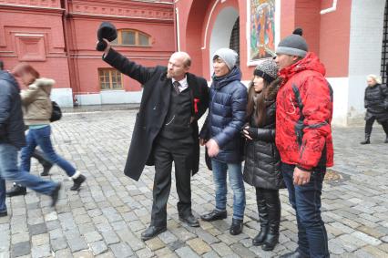 Красная площадь. На снимке: мужчина в образе Ленина у Исторического музея.