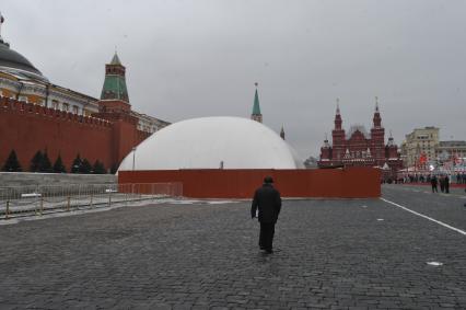 Красная площадь. На снимке: мавзолей Ленина, закрытый на реконструкцию.