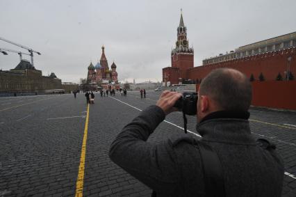 Виды Москвы. Красная площадь. На снимке: мужчина с фотоаппаратом.