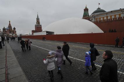 Красная площадь. На снимке: мавзолей Ленина, закрытый на реконструкцию.