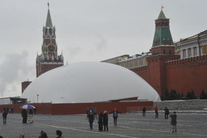 Красная площадь. На снимке: мавзолей Ленина, закрытый на реконструкцию.