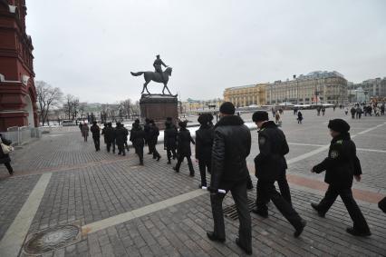 Манежная площадь. На снимке: курсанты идут мимо памятника маршалу Жукову.