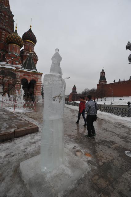 Красная площадь. На снимке: ледяная скульптура у собора Василия Блаженного.