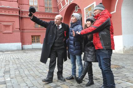 Красная площадь. На снимке: мужчина в образе Ленина у Исторического музея.