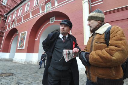 Красная площадь. На снимке: мужчина в образе Ленина у Исторического музея. Корреспондент КП Александр Мешков (справа).