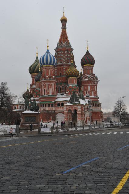 Виды Москвы. Красная площадь. На снимке: Собор Василия Блаженного.