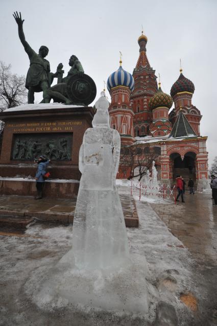 Красная площадь. На снимке: ледяная скульптура у собора Василия Блаженного и памятника Минину и Пожарскому.