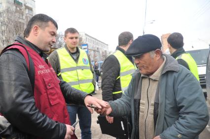 Сотрудники Госавтоинспекции совместно с ФМС провели рейд по выявлению незаконных маршрутных такси. На снимке: сотрудник ФМС и водитель маршрутногшо такси.