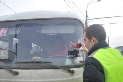 Сотрудники Госавтоинспекции совместно с ФМС провели рейд по выявлению незаконных маршрутных такси.