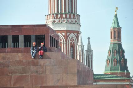 Красная площадь. Ремонт Мавзолея В. И. Ленина. На снимке: рабочие.