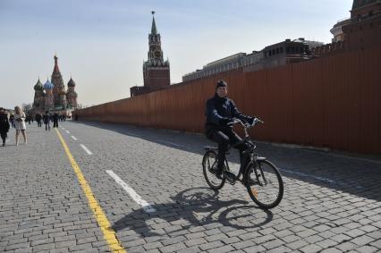 Красная площадь. На снимке: велосипедист.