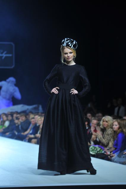 Гостиный двор. Неделя моды в Москве `Volvo Moscow Fashion Week`. Показ коллекции Igor Gulyaev.  На снимке: модель Елена Кулецкая.