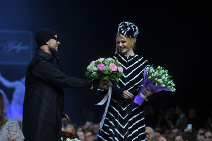 Гостиный двор. Неделя моды в Москве `Volvo Moscow Fashion Week`. Показ коллекции Igor Gulyaev.  На снимке: модельер Игорь Гуляев и модель Елена Кулецкая.