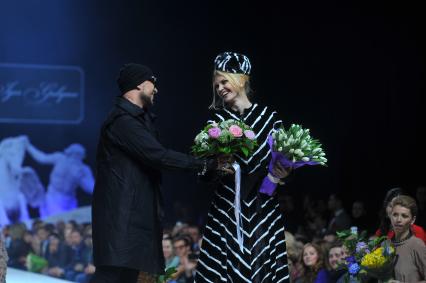 Гостиный двор. Неделя моды в Москве `Volvo Moscow Fashion Week`. Показ коллекции Igor Gulyaev.  На снимке: модельер Игорь Гуляев и модель Елена Кулецкая.