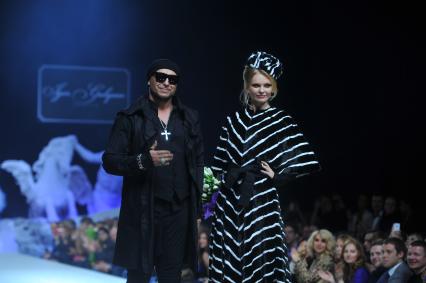 Гостиный двор. Неделя моды в Москве `Volvo Moscow Fashion Week`. Показ коллекции Igor Gulyaev.  На снимке: модельер Игорь Гуляев и модель Елена Кулецкая.