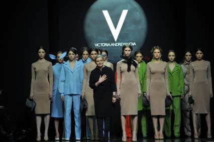 Гостиный двор. Неделя моды в Москве `Volvo Moscow Fashion Week`. Показ коллекции Виктории Андреяновой. На снимке: модельер Виктория Андриянова (в центре).