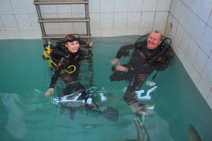 Дайв-клуб Aqua Lung. Занятие по дайвингу. На снимке: аквалангистка и инстуктор по дайвингу.